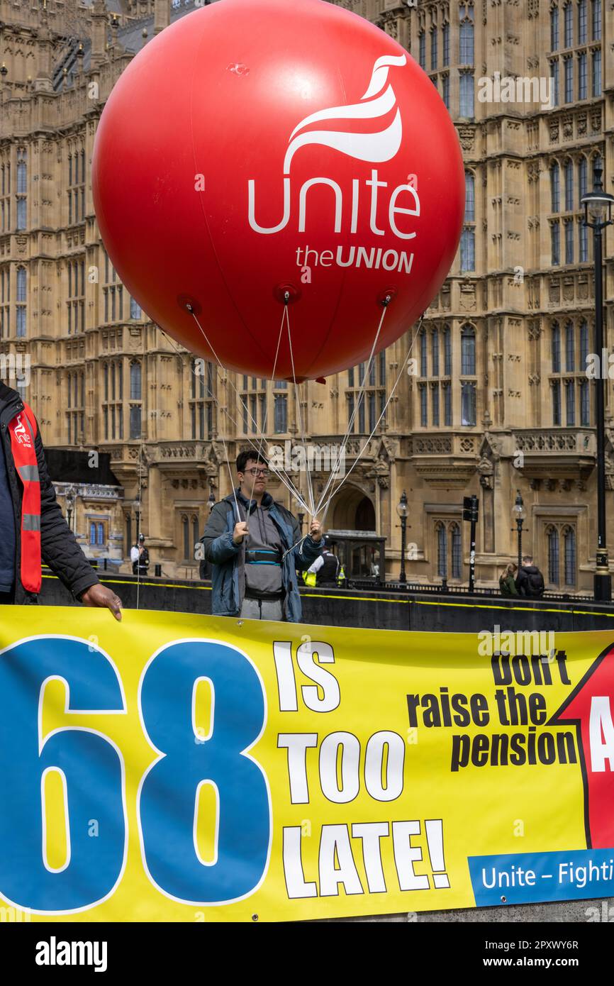 Londonn, Regno Unito. 2nd maggio, 2023. Un piccolo raduno di Unite l'Unione contro l'aumento dell'età pensionabile statale detenuto di fronte alle Camere del Parlamento credito: Ian Davidson/Alamy Live News Foto Stock