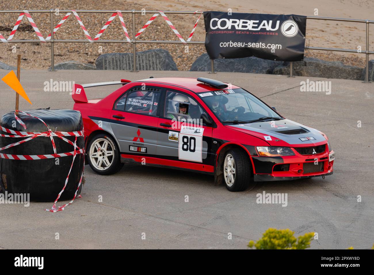 David Daniel corse una Mitsubishi Lancer Evo 9 in gara nel Corbeau Seats rally sul lungomare di Clacton, Essex, Regno Unito. Secondo conducente Matt Suttenwood Foto Stock