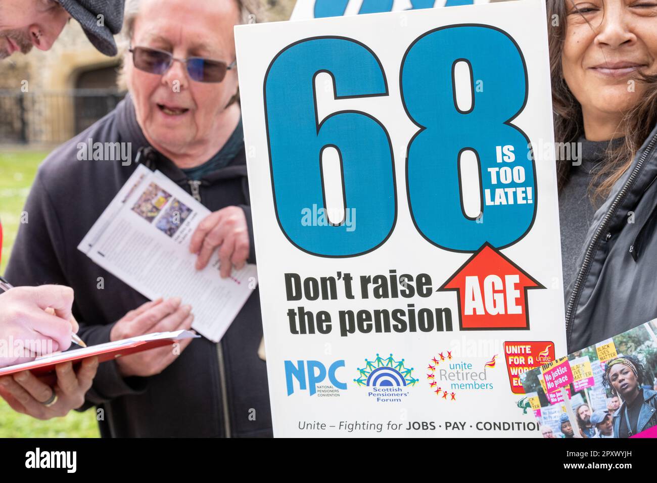 Londonn, Regno Unito. 2nd maggio, 2023. Un piccolo raduno di Unite l'Unione contro l'aumento dell'età pensionabile statale detenuto di fronte alle Camere del Parlamento credito: Ian Davidson/Alamy Live News Foto Stock