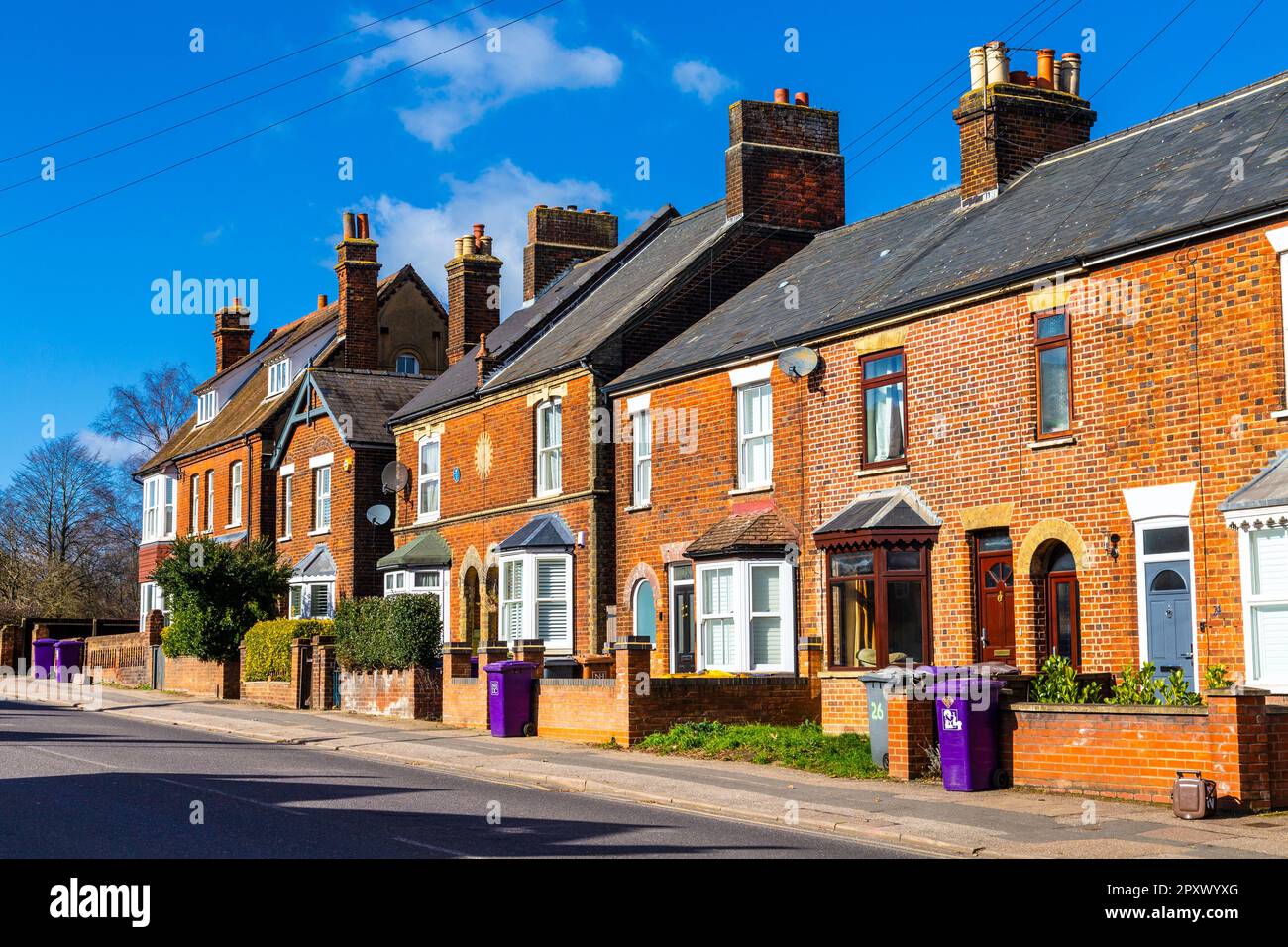 Case di famiglia in mattoni rossi lungo la strada dei laghetti a Hitchin, Hertfordshire, Regno Unito Foto Stock