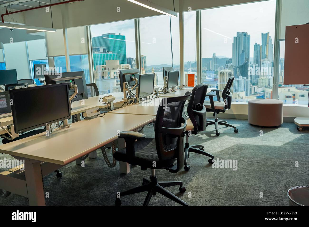 Vista di uno spazio di lavoro aziendale, uffici con una finestra vista in edificio nella città di Panama Foto Stock