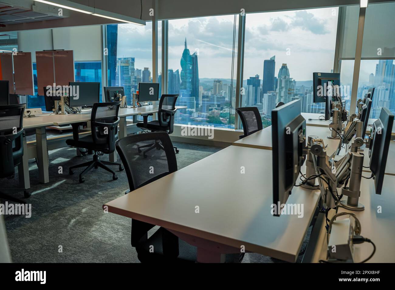 Vista di uno spazio di lavoro aziendale, uffici con una finestra vista in edificio nella città di Panama Foto Stock