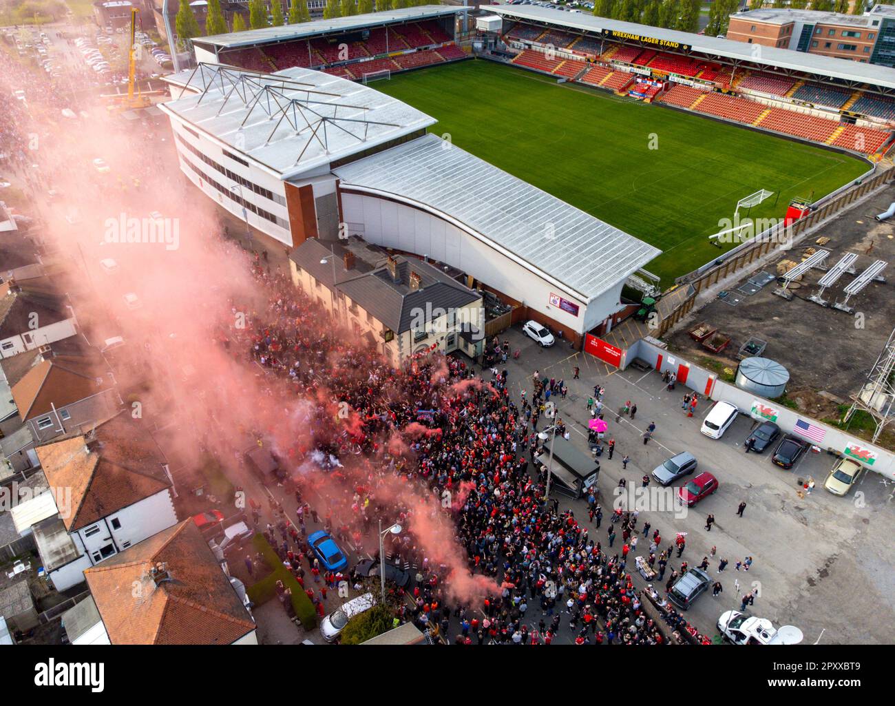 Una veduta aerea dei tifosi che scagliano i farchi fuori dal campo da corsa, casa di Wrexham, durante una parata di vittoria a Wrexham, Galles. Data immagine: Martedì 2 maggio 2023. Foto Stock