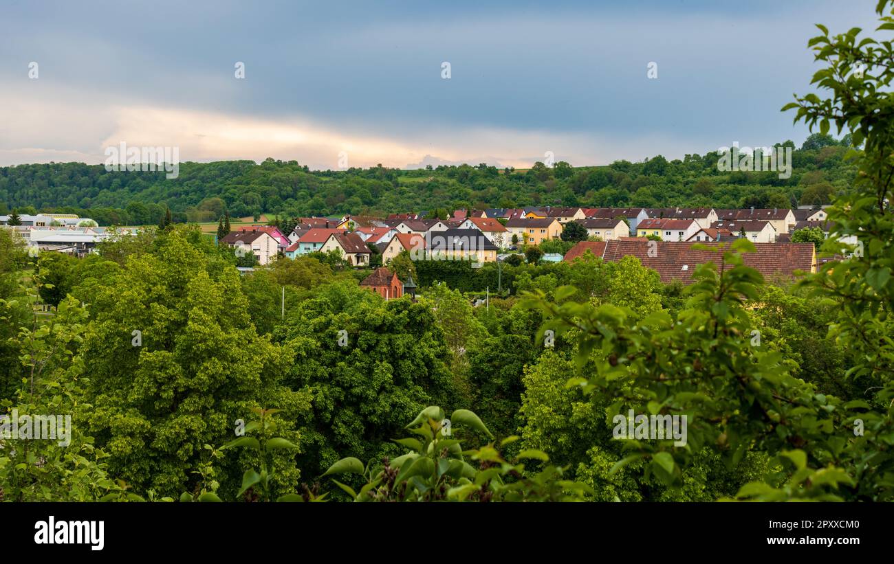 Idilliaca vista estiva di Neudenau con piccole Case circondate dal verde Foto Stock