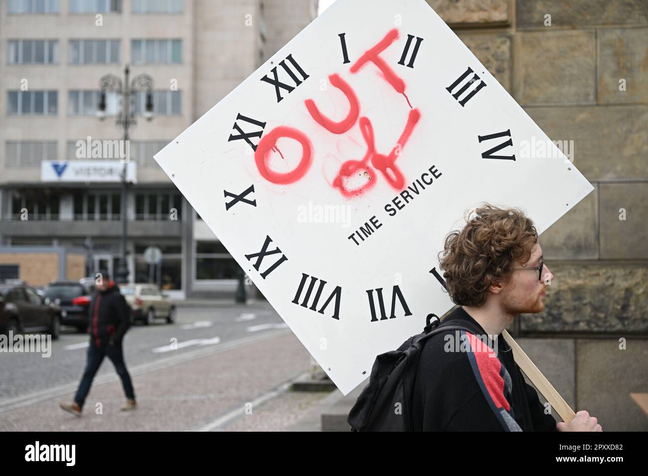 Praga, Repubblica Ceca. 02nd maggio, 2023. L'evento primaverile anti-fossile inizia entro marzo dal Ministero delle Finanze al Ministero dell'industria a Praga, Repubblica Ceca, 2 maggio 2023. La protesta è tenuta da studenti dell'organizzazione University for Climate (UZK). Gli studenti rimangono davanti al ministero fino a giovedì 4 maggio. Credit: Michal Kamaryt/CTK Photo/Alamy Live News Foto Stock