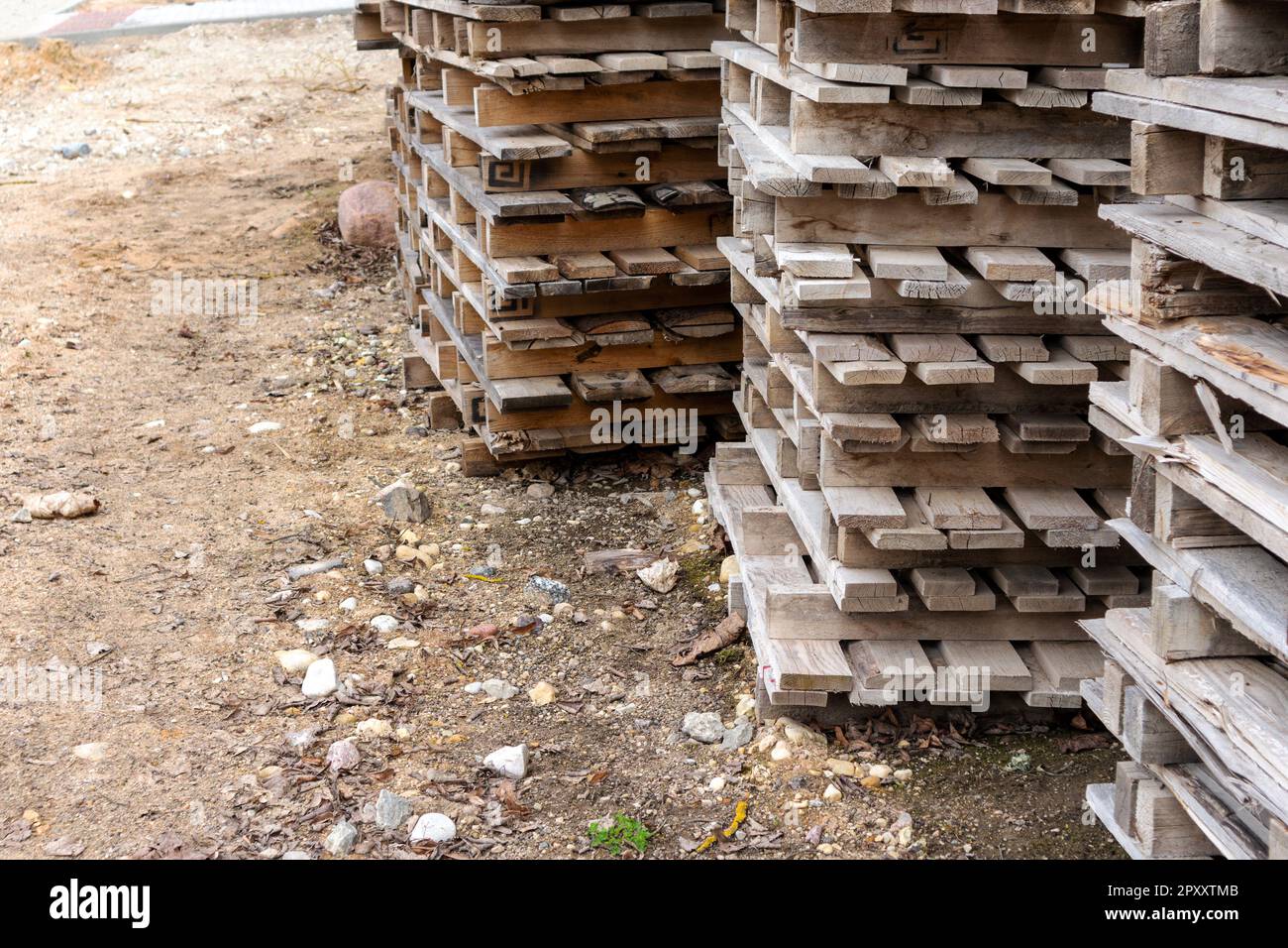 Una pila di pallet viene impilata l'una sull'altra. Foto Stock