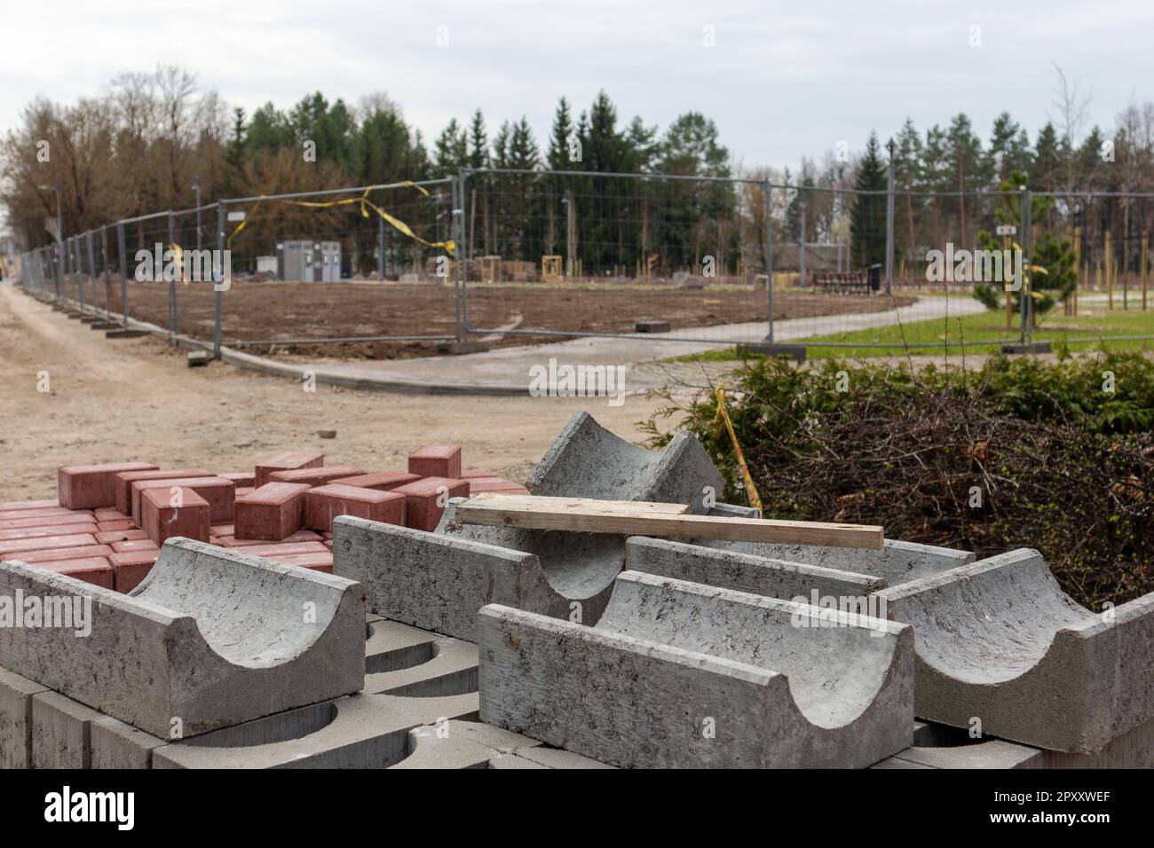 Un mucchio di mattoni è accatastato su un pallet. Foto Stock