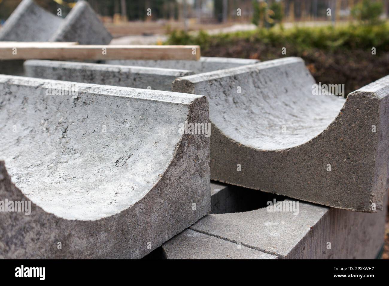 Un mucchio di mattoni è accatastato su un pallet. Foto Stock