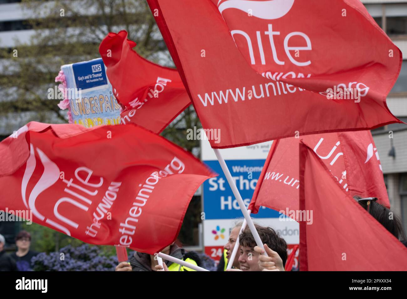 Londra, Regno Unito. 2nd maggio, 2023. Unisci la linea di picket sindacale fuori dall'ospedale st Thomas Westminster Londra UK Credit: Ian Davidson/Alamy Live News Foto Stock