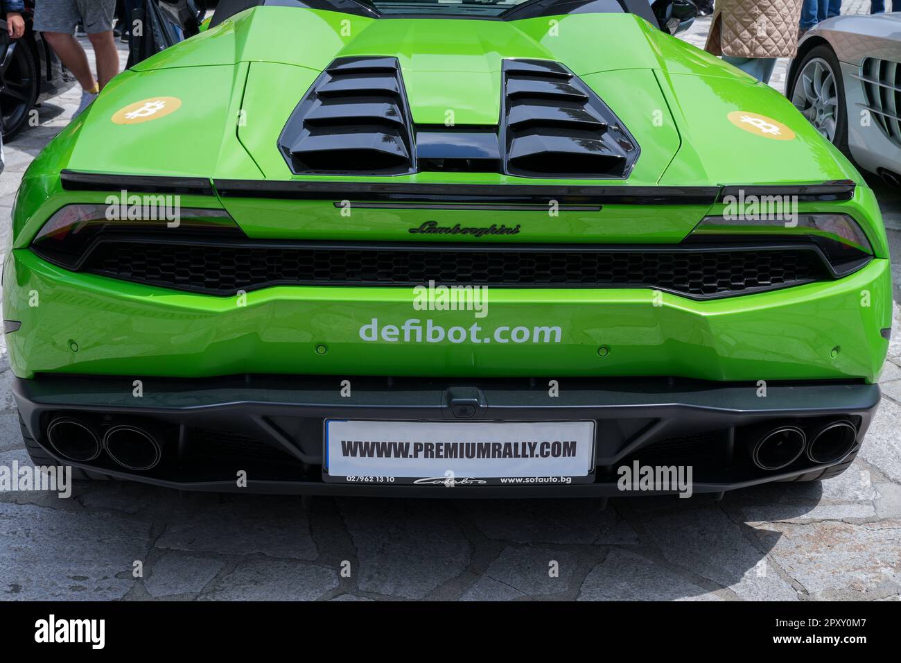 Questa Lamborghini verde scuro è caratterizzata da tubi di scarico neri che conferiscono un look elegante e raffinato Foto Stock