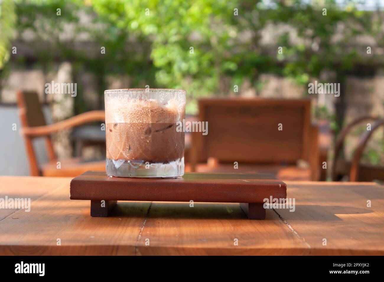 Caffè ghiacciato con micro schiuma nella caffetteria, foto di magazzino Foto Stock