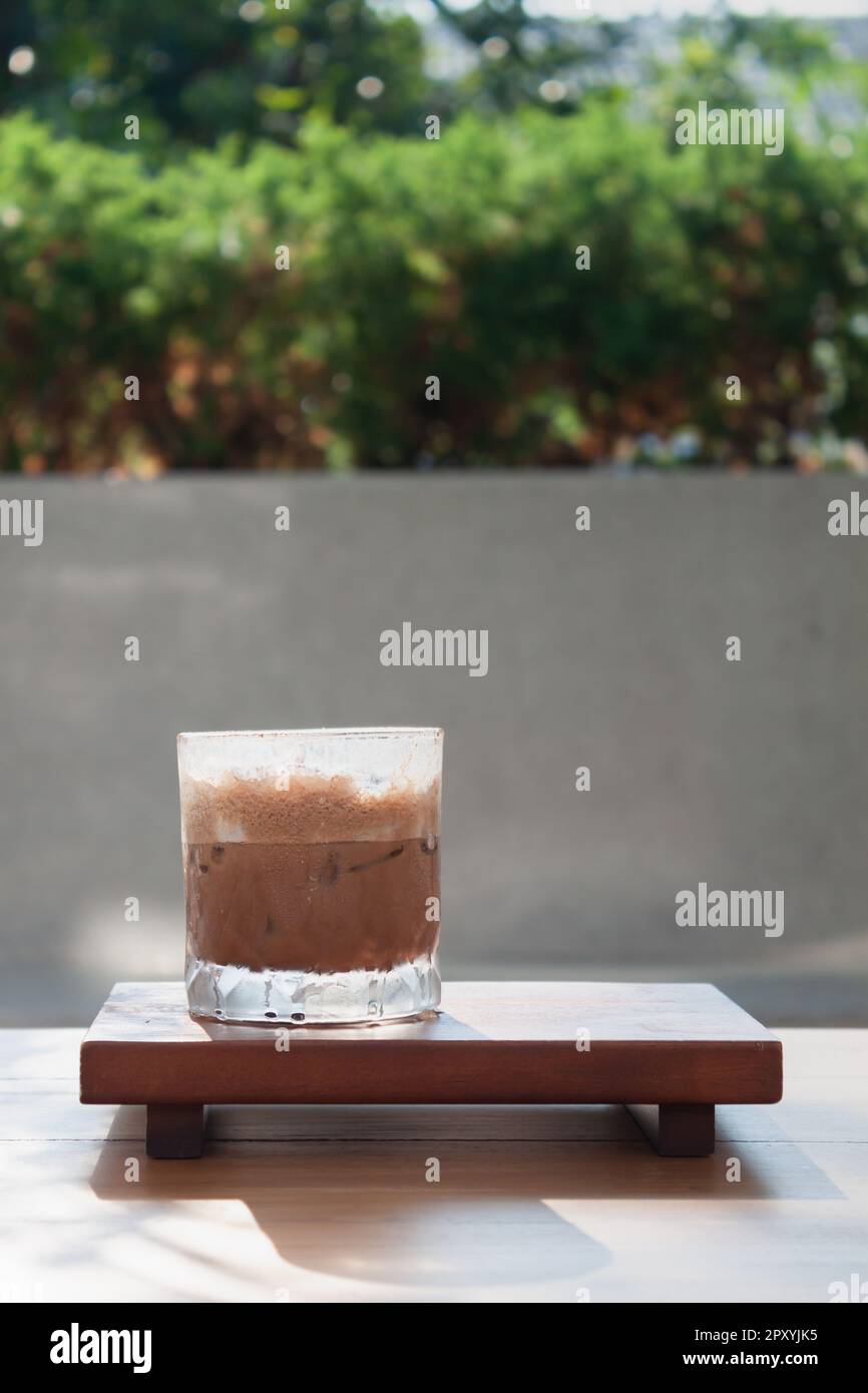 Caffè ghiacciato con micro schiuma nella caffetteria, foto di magazzino Foto Stock