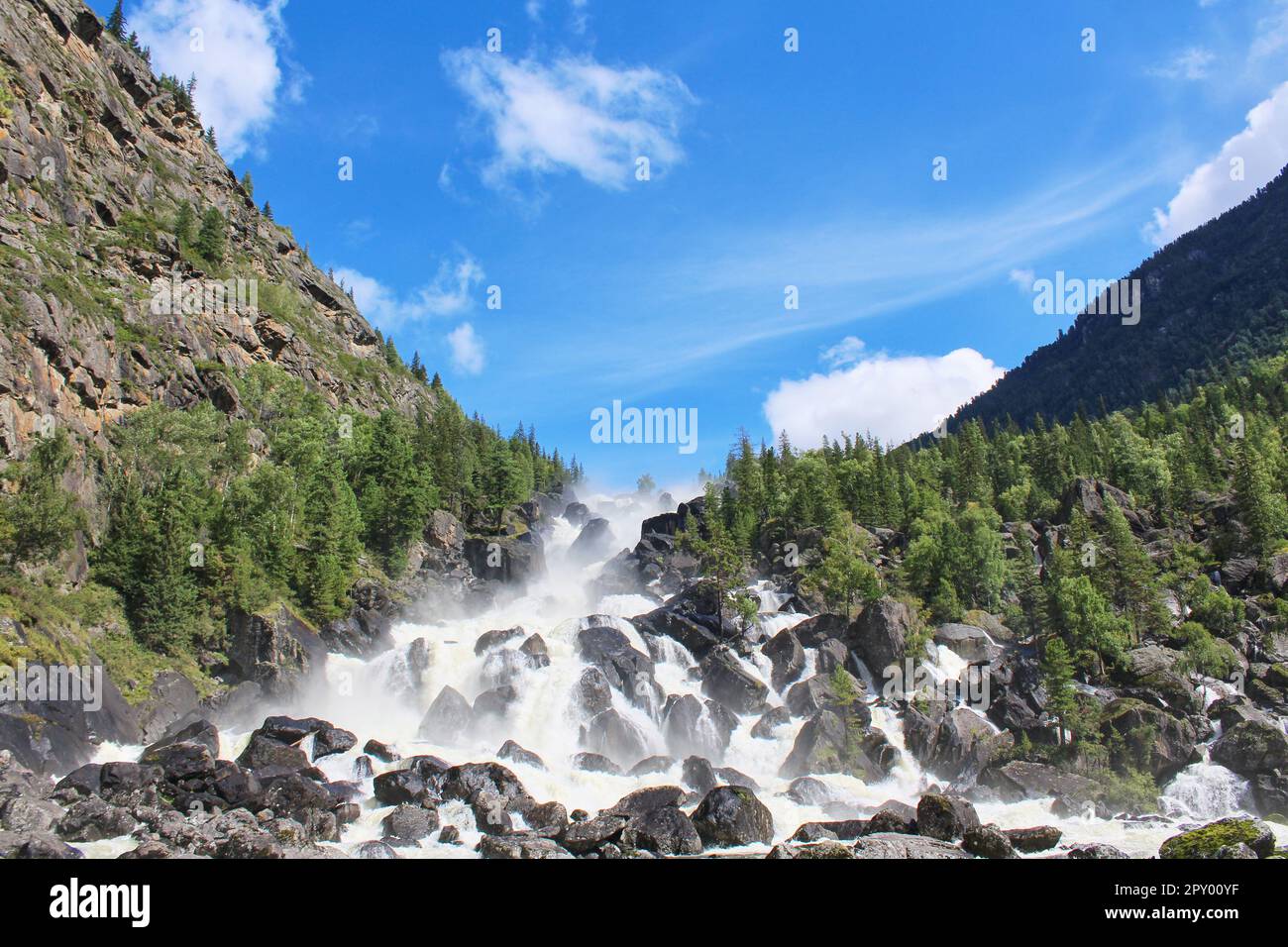 Grande cascata di Chulchinsky nella riserva di Altai, Siberia, Russia. Famoso punto di riferimento UCHAR in estate giorno di sole. Caduta di acqua fra pietre grandi nella parte anteriore Foto Stock