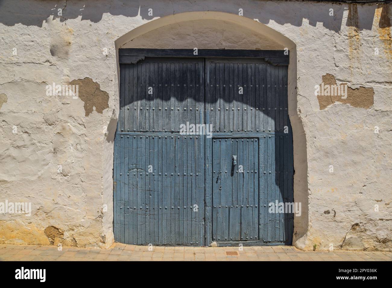 Facciata con vecchio sportello del carrello Foto Stock