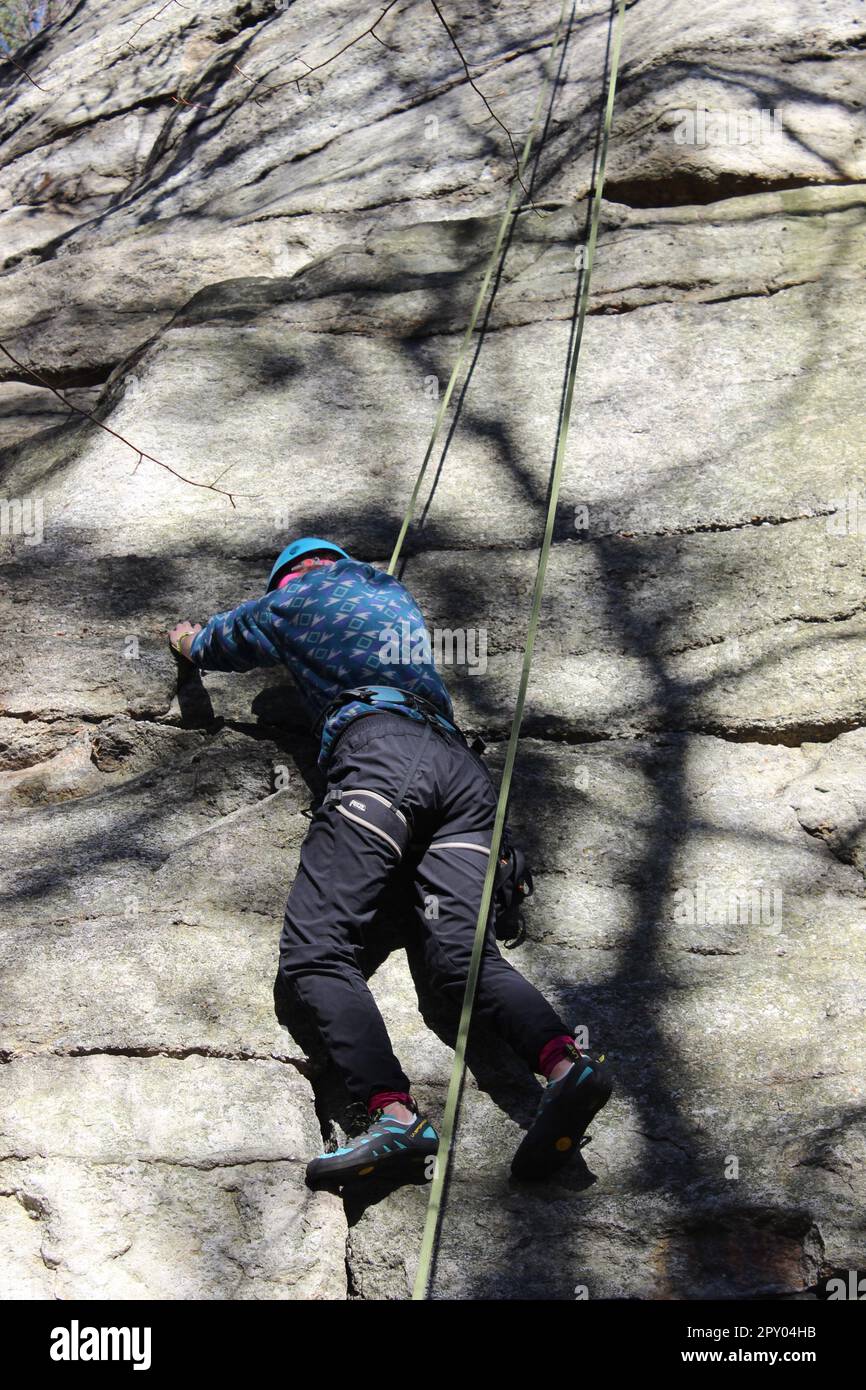 La persona si aggrappò al calcare, arrampicandosi sulla roccia al Peter's Kill di Minnewaska. New Paltz, New York. Foto Stock