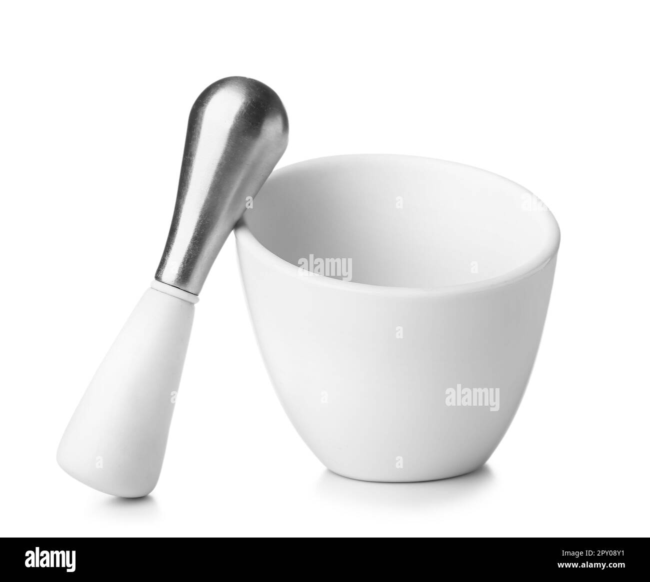 Mortaio e pestello isolati su sfondo bianco Foto Stock