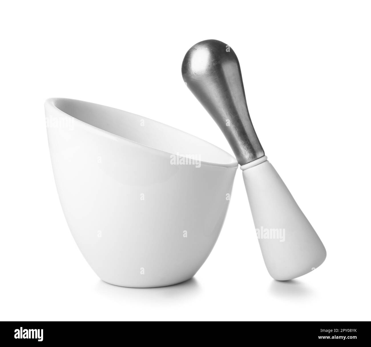 Mortaio e pestello isolati su sfondo bianco Foto Stock