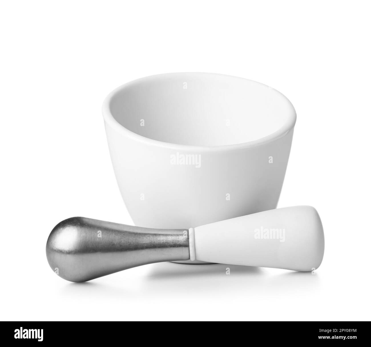 Mortaio e pestello isolati su sfondo bianco Foto Stock