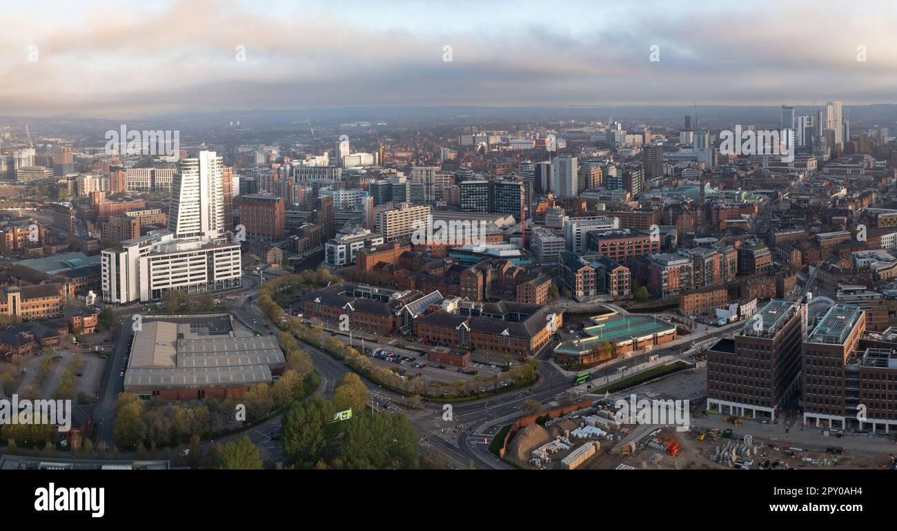 Una vista panoramica aerea dello skyline di Leeds al tramonto Foto Stock
