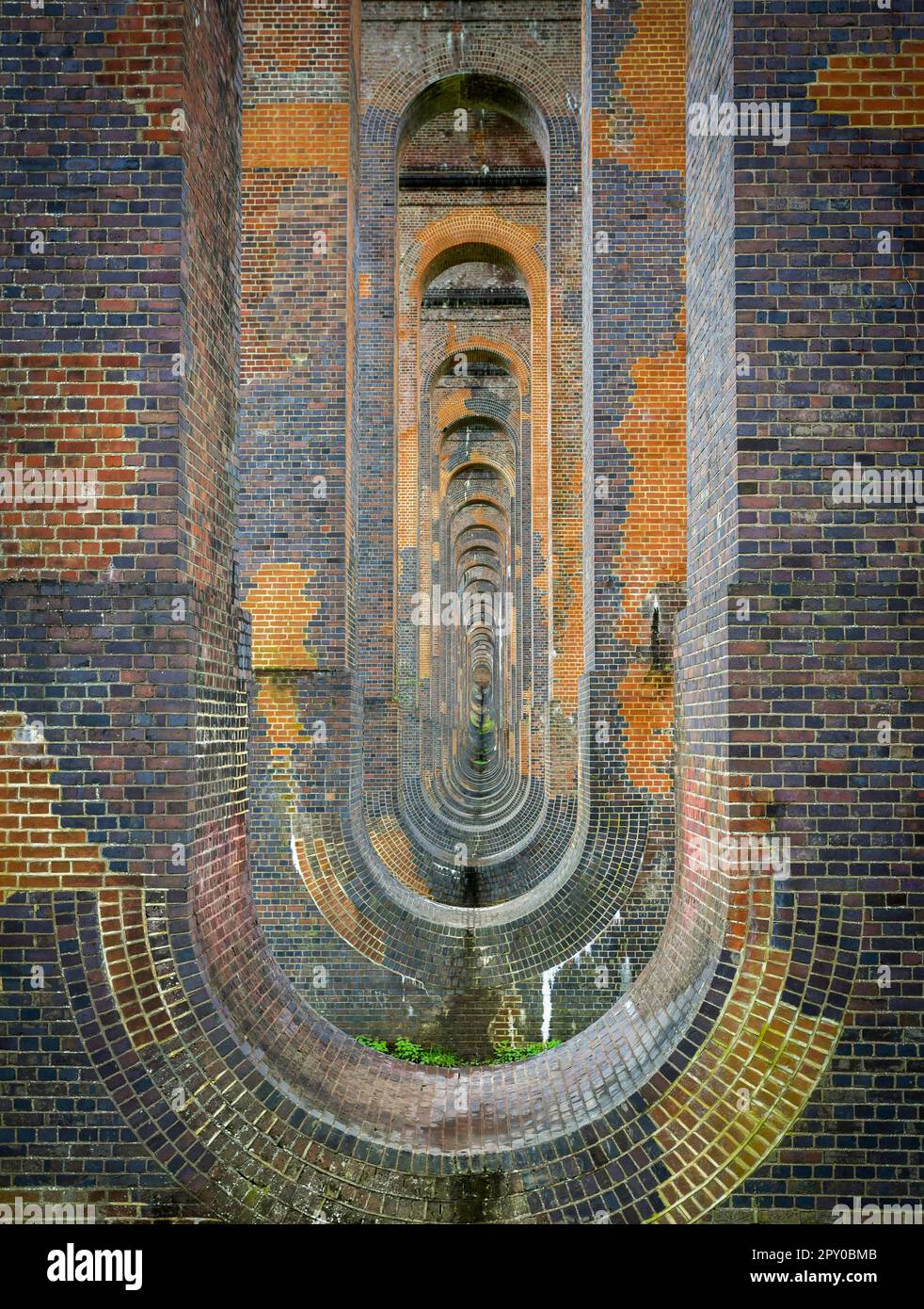 Il Viadotto di Ouse Valley, probabilmente il viadotto più elegante della Gran Bretagna, che trasporta una linea ferroviaria sul fiume Ouse nel Sussex, Inghilterra, Regno Unito Foto Stock