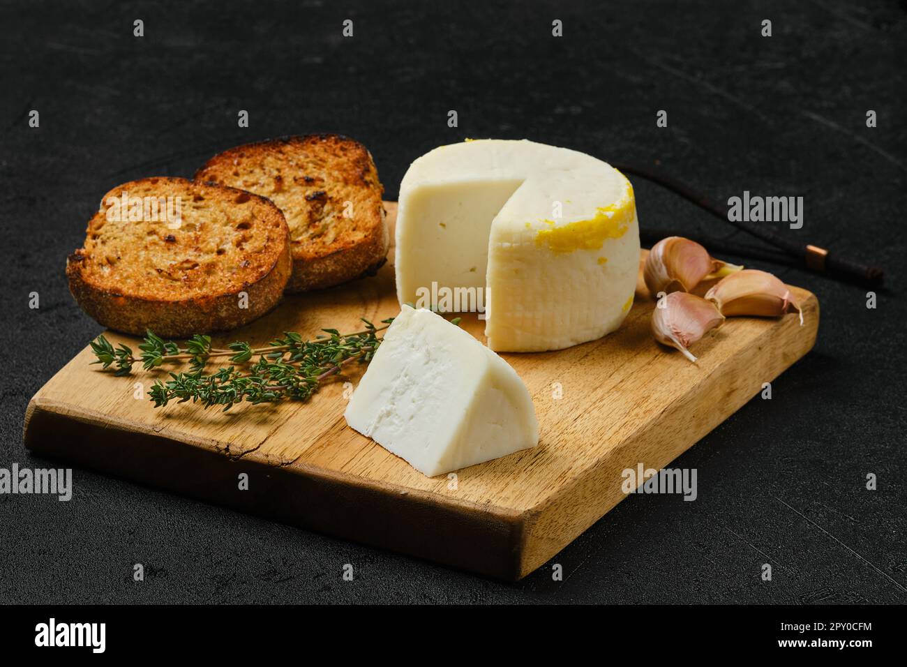 Piccola testa di formaggio di capra e pane tostato all'aglio Foto Stock