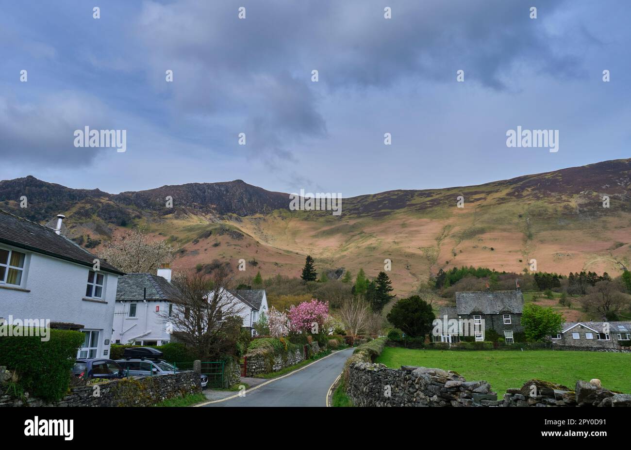 Maiden Moor e il villaggio di Grange, Borrowdale, Lake District, Cumbria Foto Stock