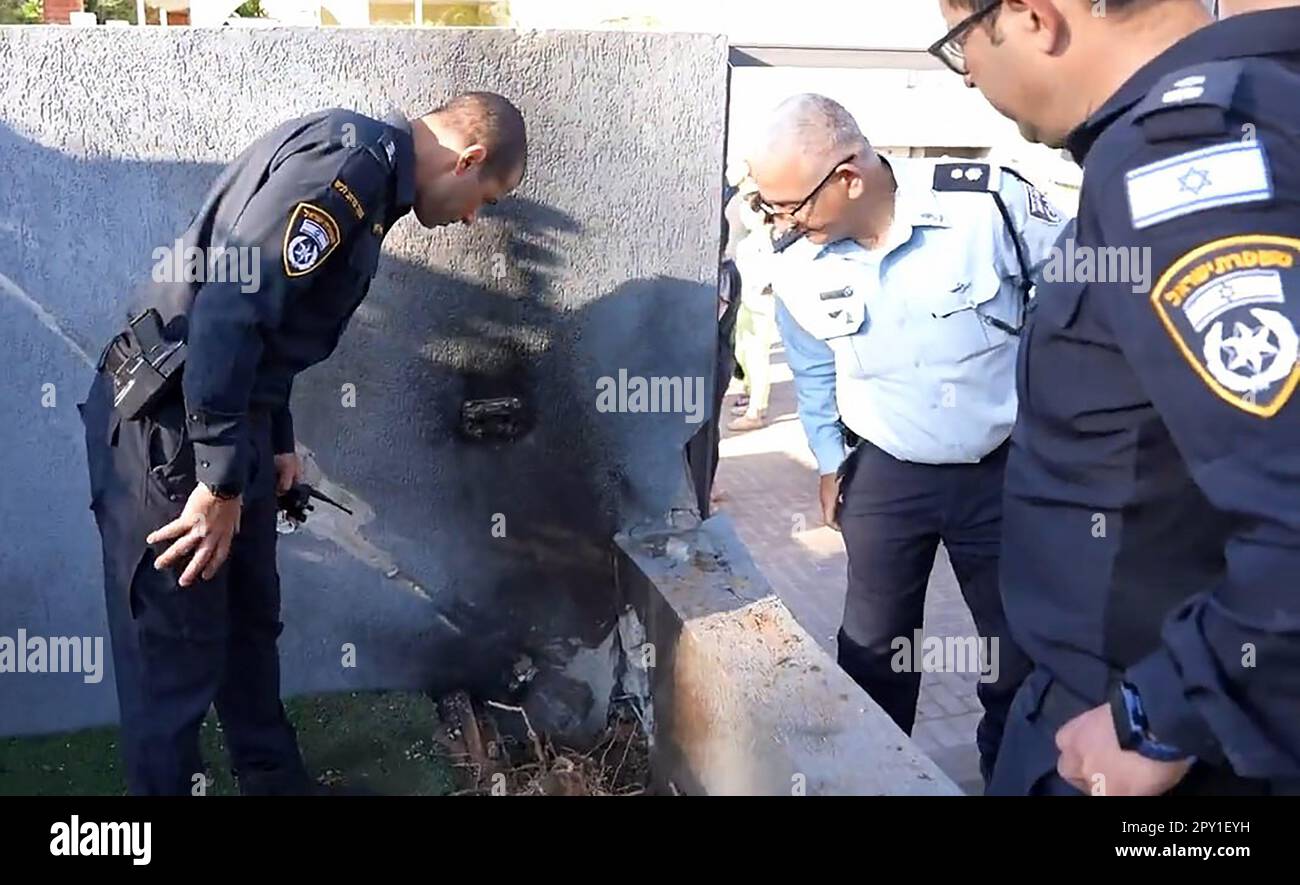 Sderot, Israele. 02nd maggio, 2023. Le forze di sicurezza israeliane e il personale di emergenza ispezionano i danni in una casa nella città meridionale di Sderot, Israele, martedì 2 maggio 2023. Israele ha colpito la striscia orientale di Gaza, seguita da decine di missili palestinesi sparati da Gaza verso Israele dopo l'annuncio della morte del Khader palestinese Adnan nella prigione israeliana, secondo i funzionari di entrambe le parti. Photo by Israeli Police/UPI Credit: UPI/Alamy Live News Foto Stock