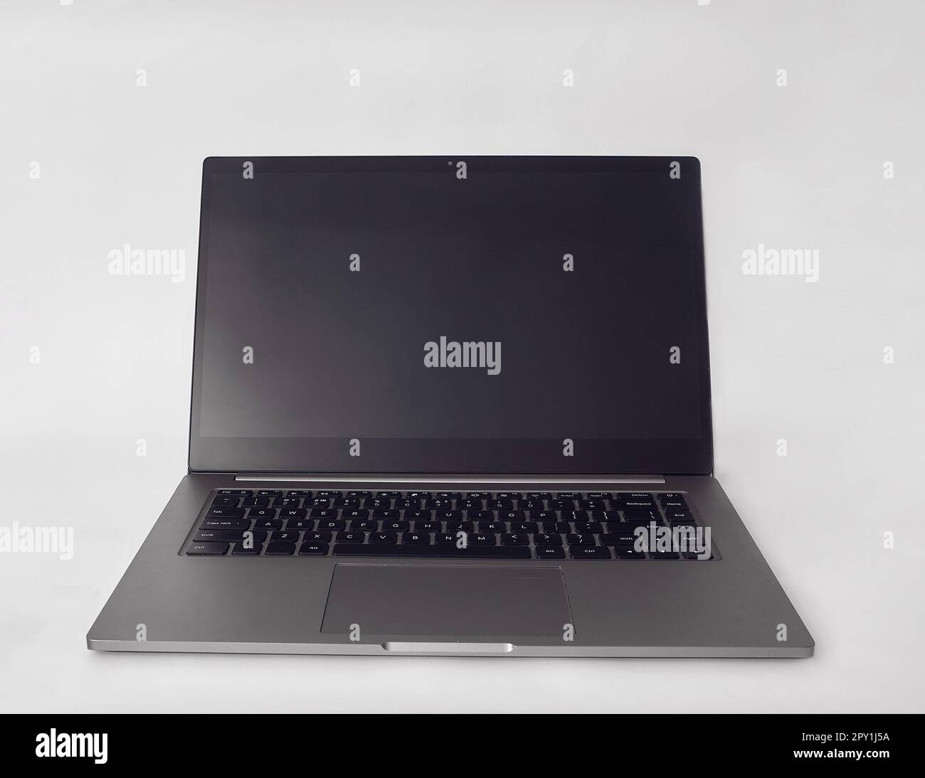 Notebook grigio con schermo vuoto su sfondo bianco Foto Stock