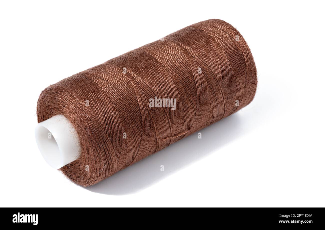 Rocchetto di filo di cotone marrone per cucire e cucire su fondo bianco isolato Foto Stock