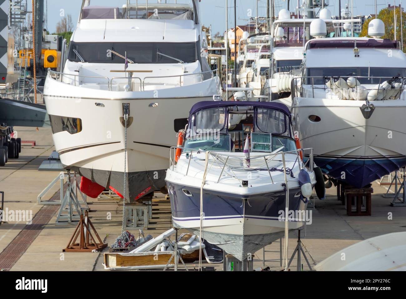 Navi marine e impianti di stoccaggio offshore a terra, servizio di yacht, barche altre navi nel molo dei moli. Trasporto merci, trasporto marittimo Foto Stock