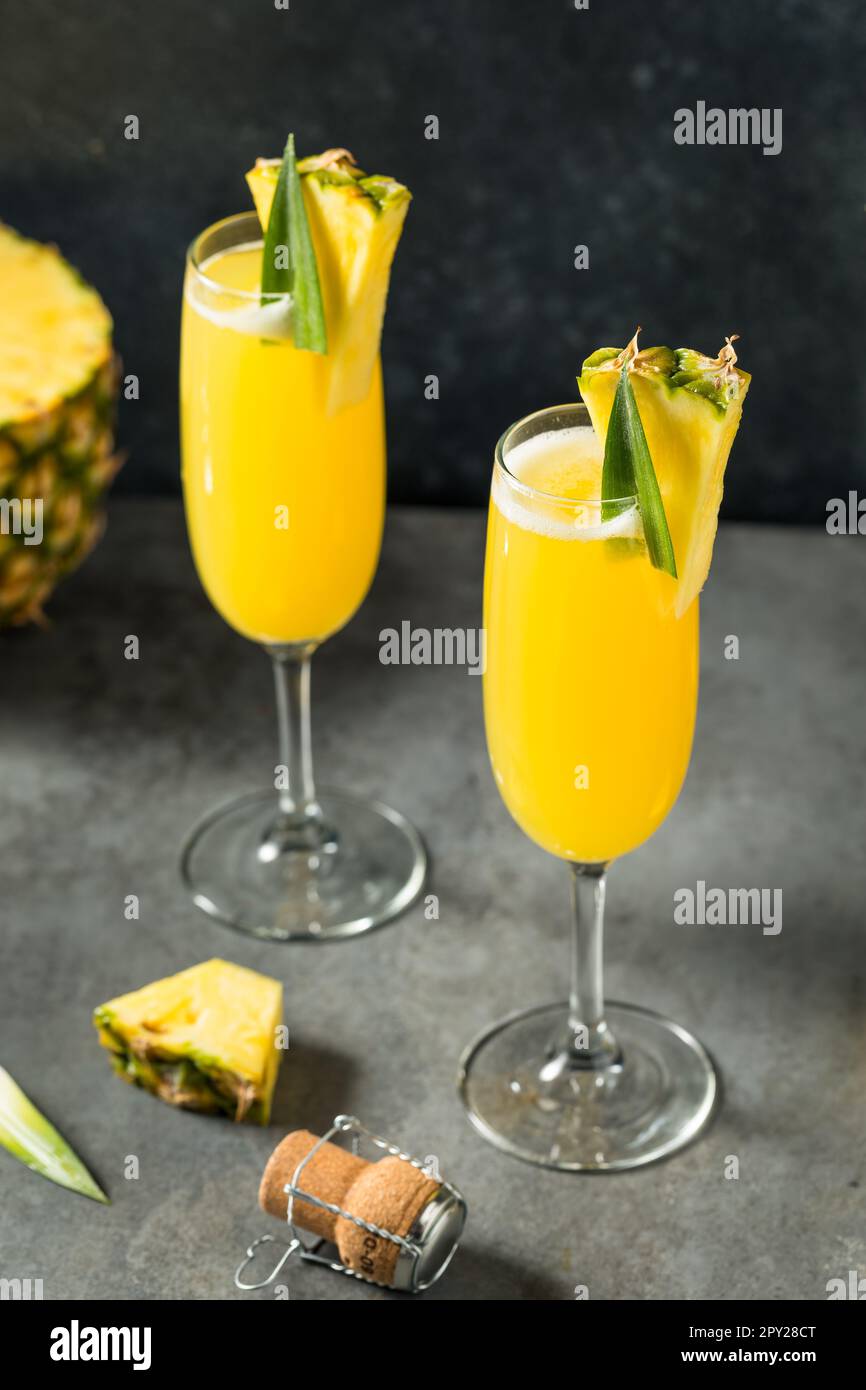 Cocktail Boozy Cold Pineapple Mimosa con champagne Foto Stock