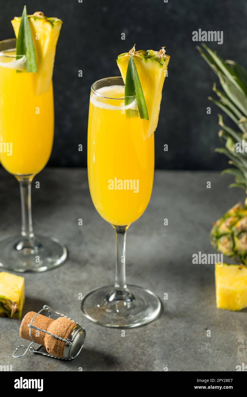Cocktail Boozy Cold Pineapple Mimosa con champagne Foto Stock