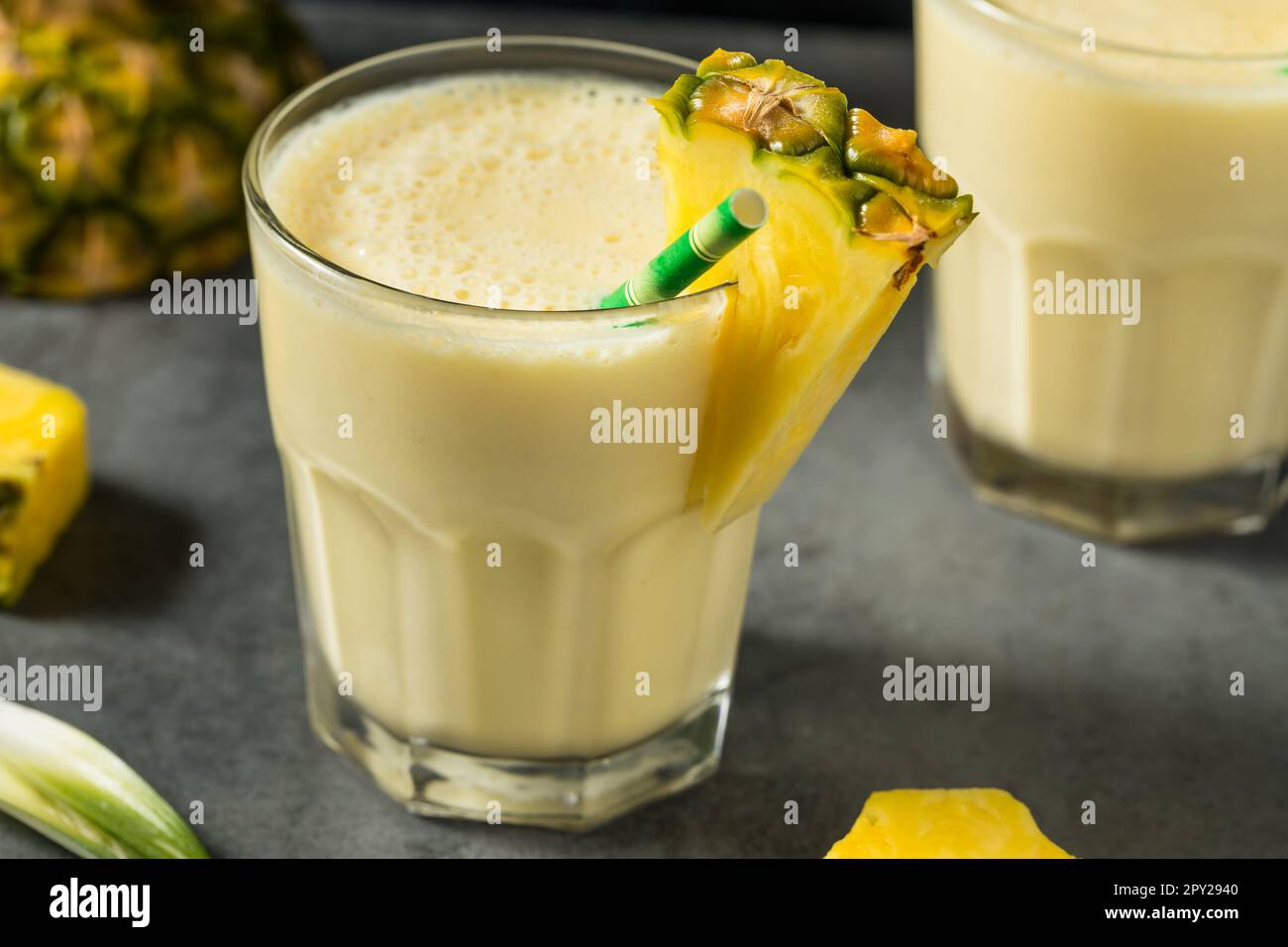 Frozen freddo ananas Smoothie bevanda con yogurt e Banana Foto Stock