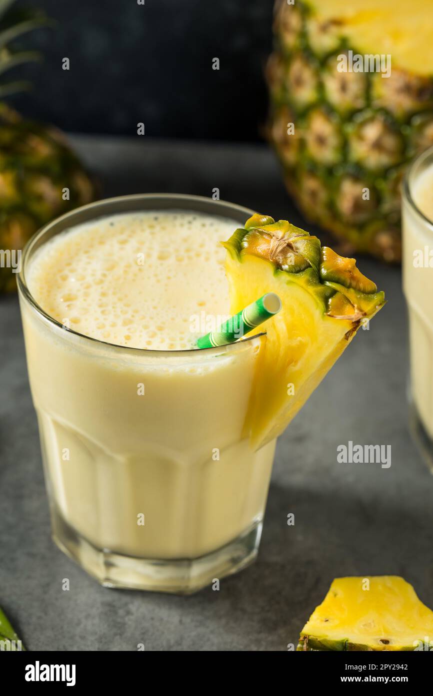 Frozen freddo ananas Smoothie bevanda con yogurt e Banana Foto Stock