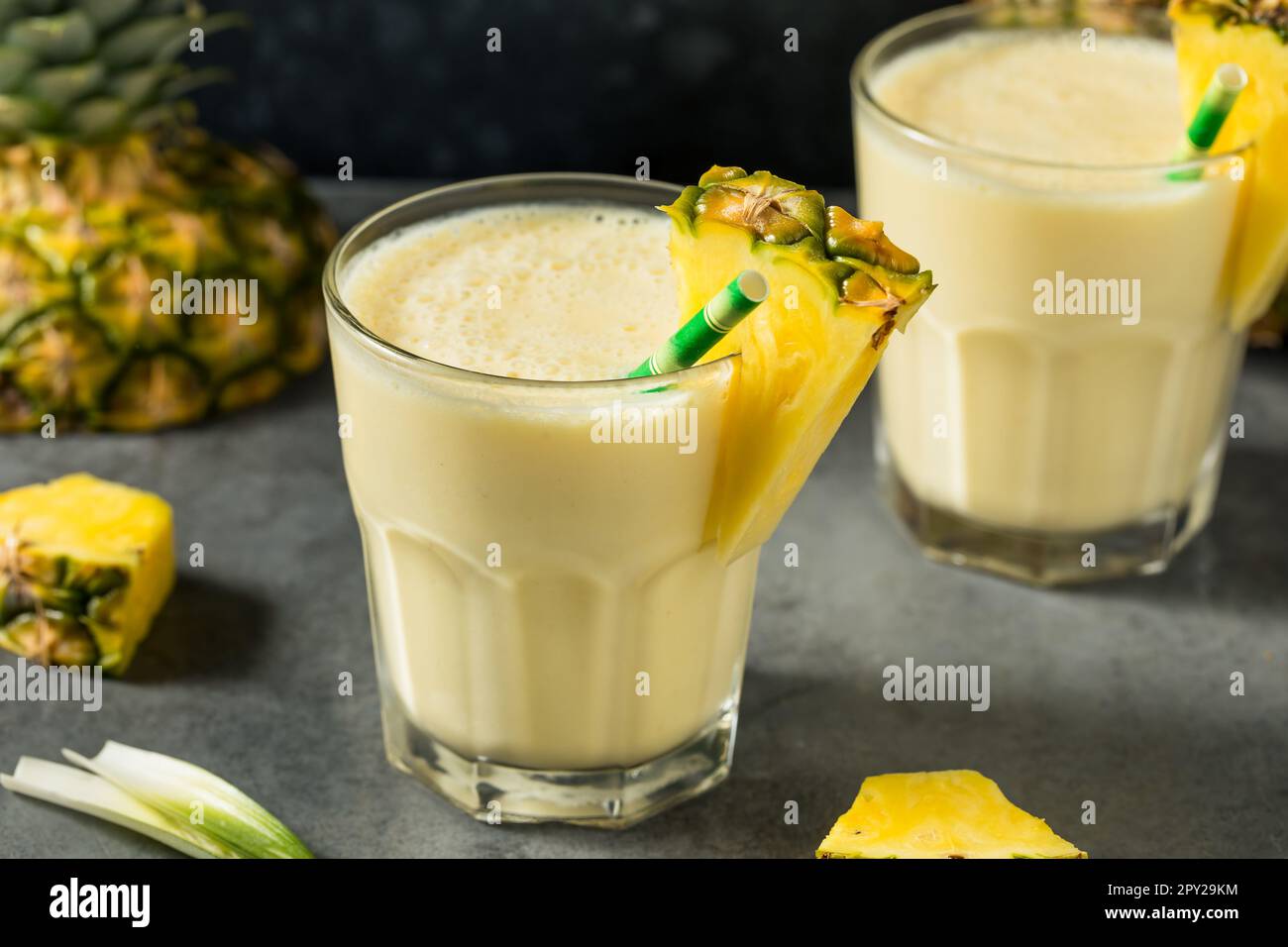 Frozen freddo ananas Smoothie bevanda con yogurt e Banana Foto Stock