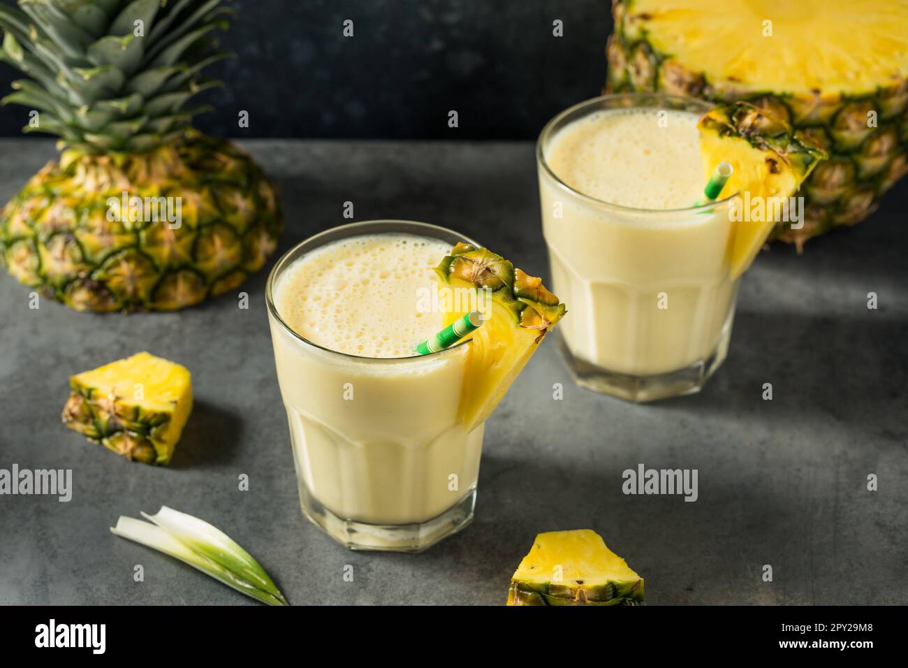 Frozen freddo ananas Smoothie bevanda con yogurt e Banana Foto Stock