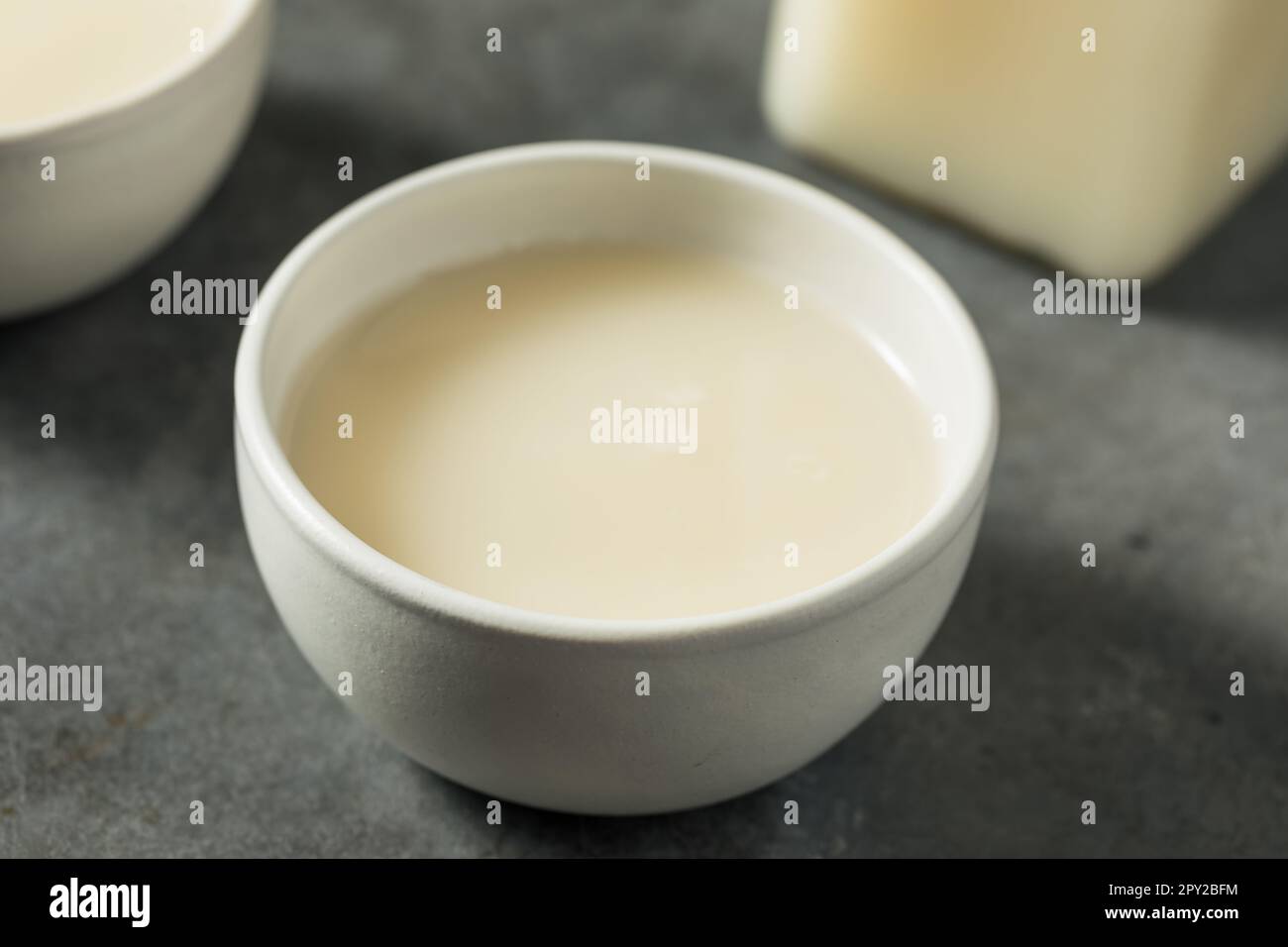 Vino di riso coreano Makgeolli boozy in una ciotola Foto Stock