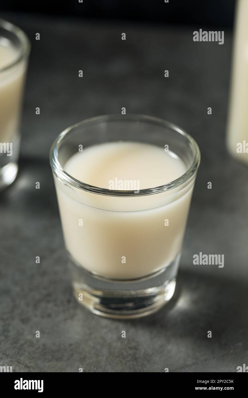 Vino di riso coreano Makgeolli boozy in una ciotola Foto Stock