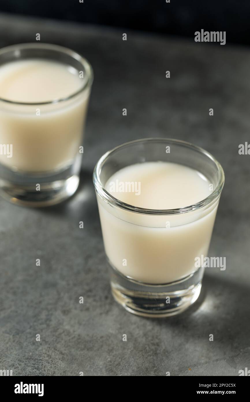 Vino di riso coreano Makgeolli boozy in una ciotola Foto Stock