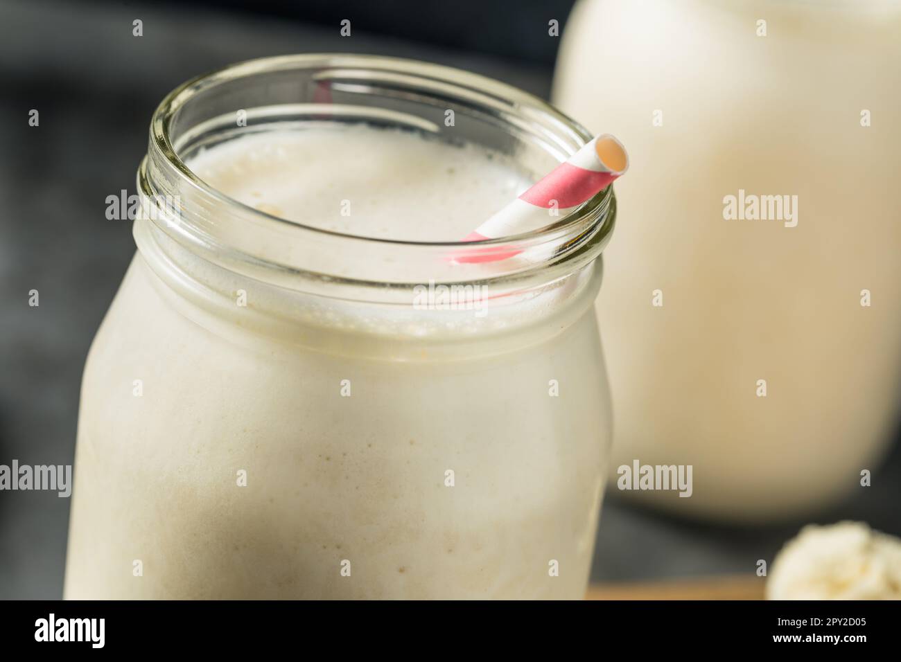 Agitare la proteina di siero di latte di vaniglia surgelata per colazione Foto Stock