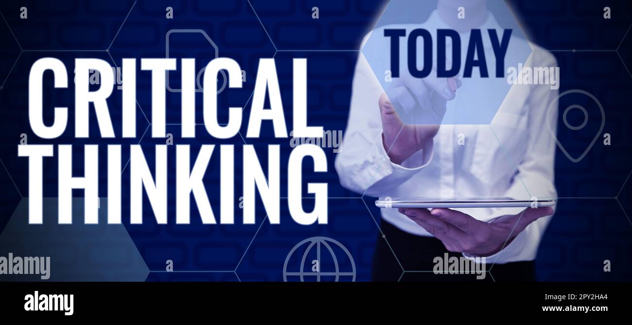 Scrittura a mano del testo pensiero critico, Word scritto sulla sequenza di fasi di un progetto che richiede il tempo più lungo Foto Stock