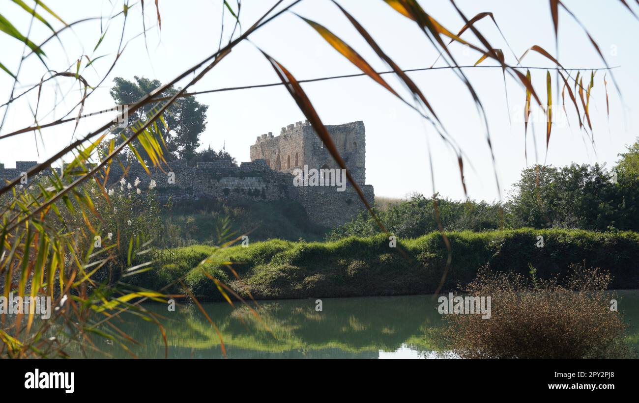 Vista da uno stagno sul vecchio castello di Antipatris, Tel Afek, Israele. Conosciuta anche come BINAR Bashi, Antipatris divenne una fortezza ottomana in epoca medievale. Foto Stock