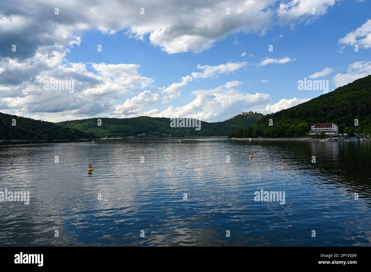 Vista del lago di Edersee dalla diga, con cielo blu e nuvole, in Assia, Germania Foto Stock