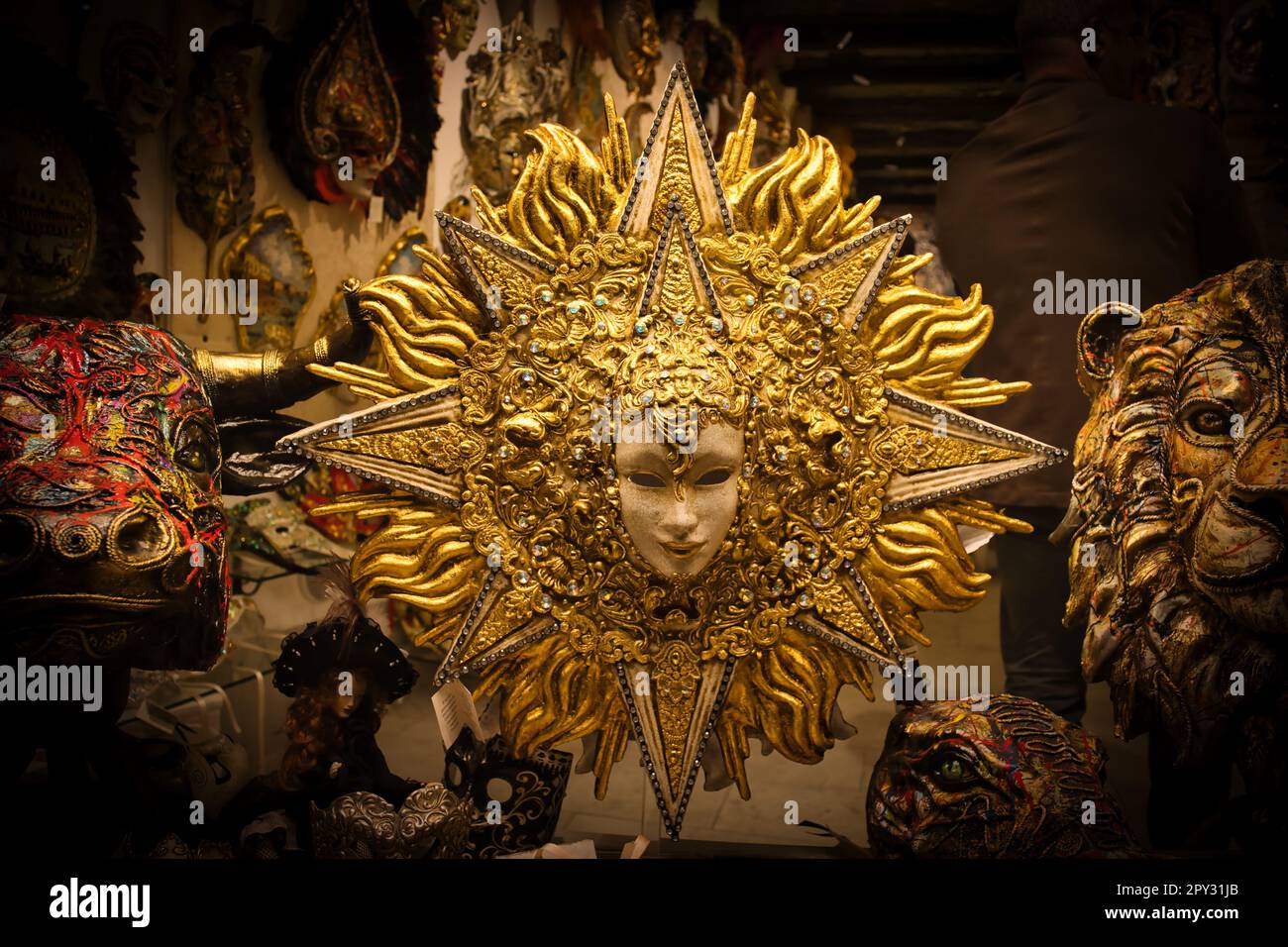 Misteriosa ed elegante maschera carnevale in un negozio a Venezia Foto Stock