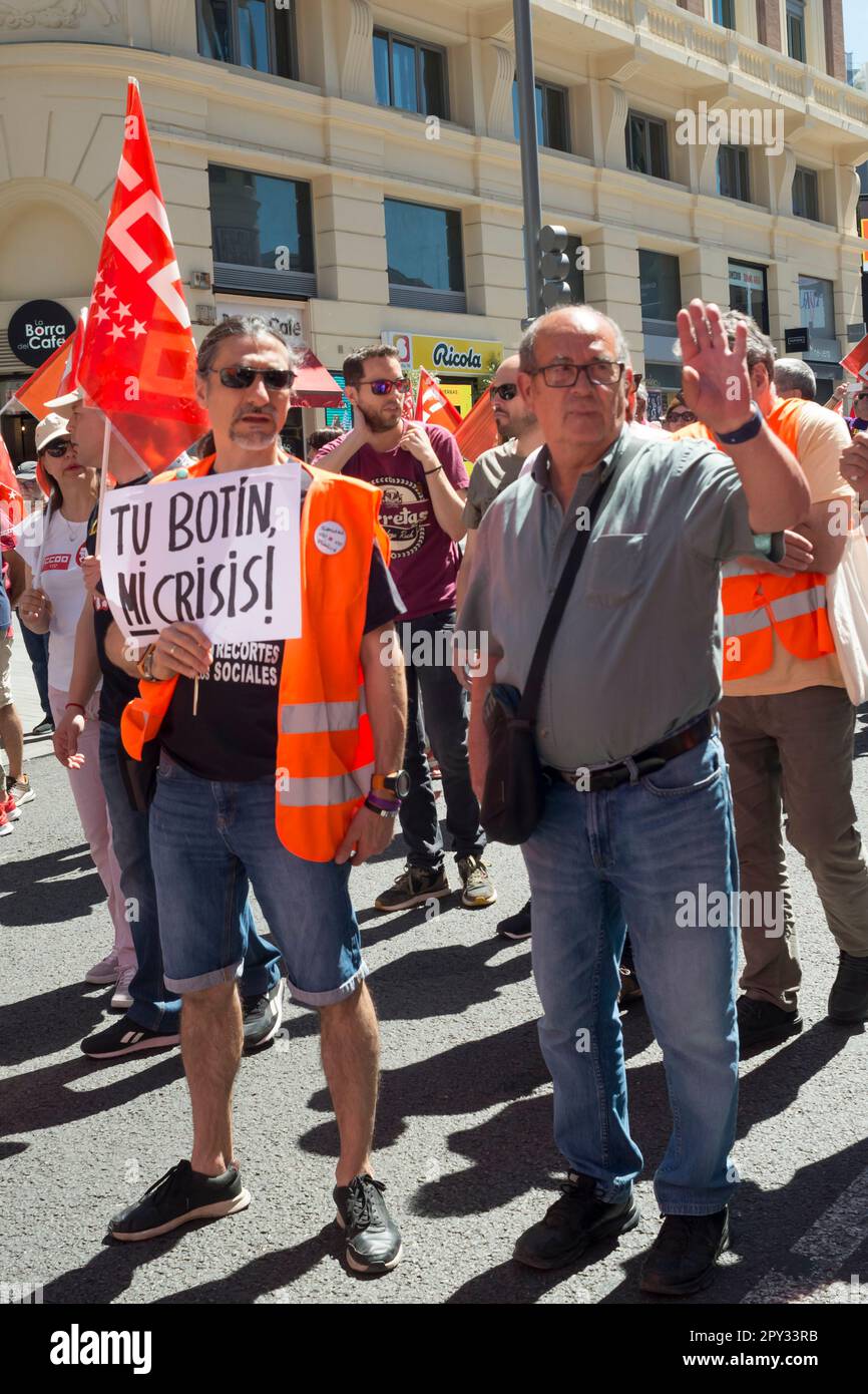 La gente ha partecipato alla manifestazione del 1st maggio della Festa del lavoro organizzata dal CCOO e dall'UGT nel centro di Madrid e in altre grandi città della Spagna. Il raccordo Foto Stock