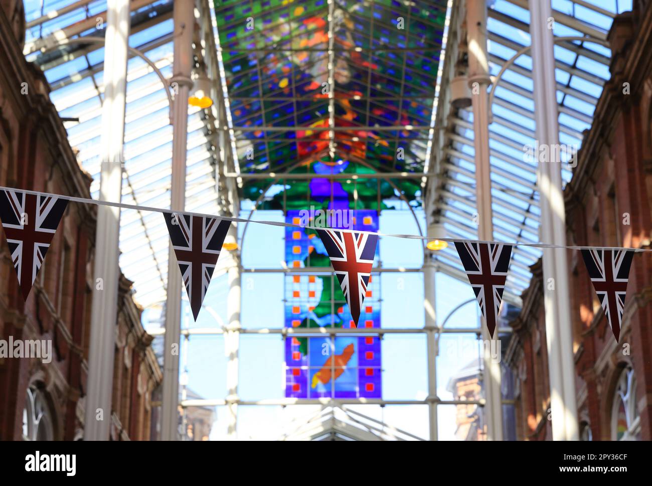 Decorazioni in preparazione per re Carlo III incoronazione, a Leeds, West Yorkshire, Regno Unito Foto Stock