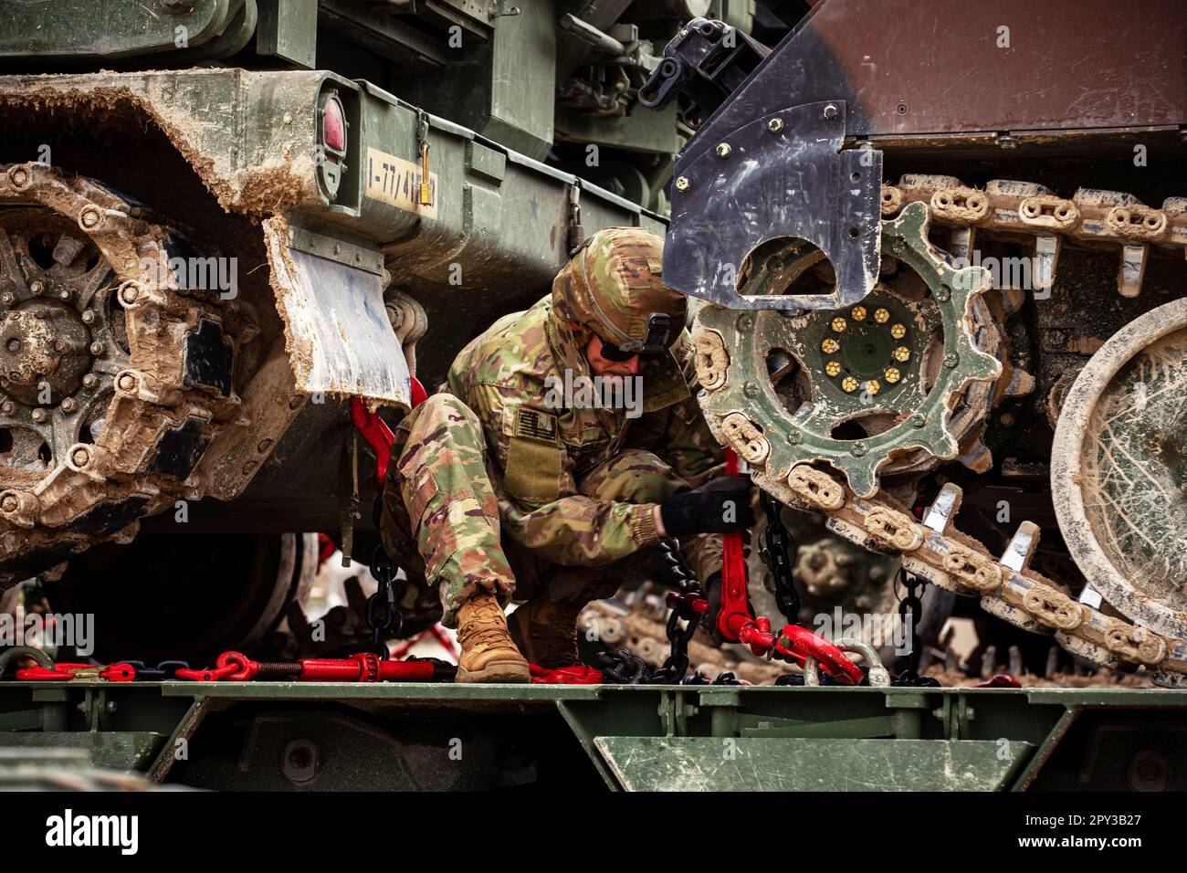 Francia. 23rd Apr, 2023. Jonathan Campbell, assegnato alla 51st Composite Truck Company, 18th Battaglione di supporto ai combattimenti e 16th Brigata di supporto, stringe un carro per il trasporto di attrezzature pesanti durante Orion 23 a Camp De Mailly, Francia, 23 aprile 2023. Orion 23 è un esercizio di interoperabilità guidato dalla Francia, progettato per sviluppare partnership con gli alleati e valutare la capacità di operare all'interno di una coalizione di credito: USA Army/ZUMA Press Wire Service/ZUMAPRESS.com/Alamy Notizie dal vivo Foto Stock