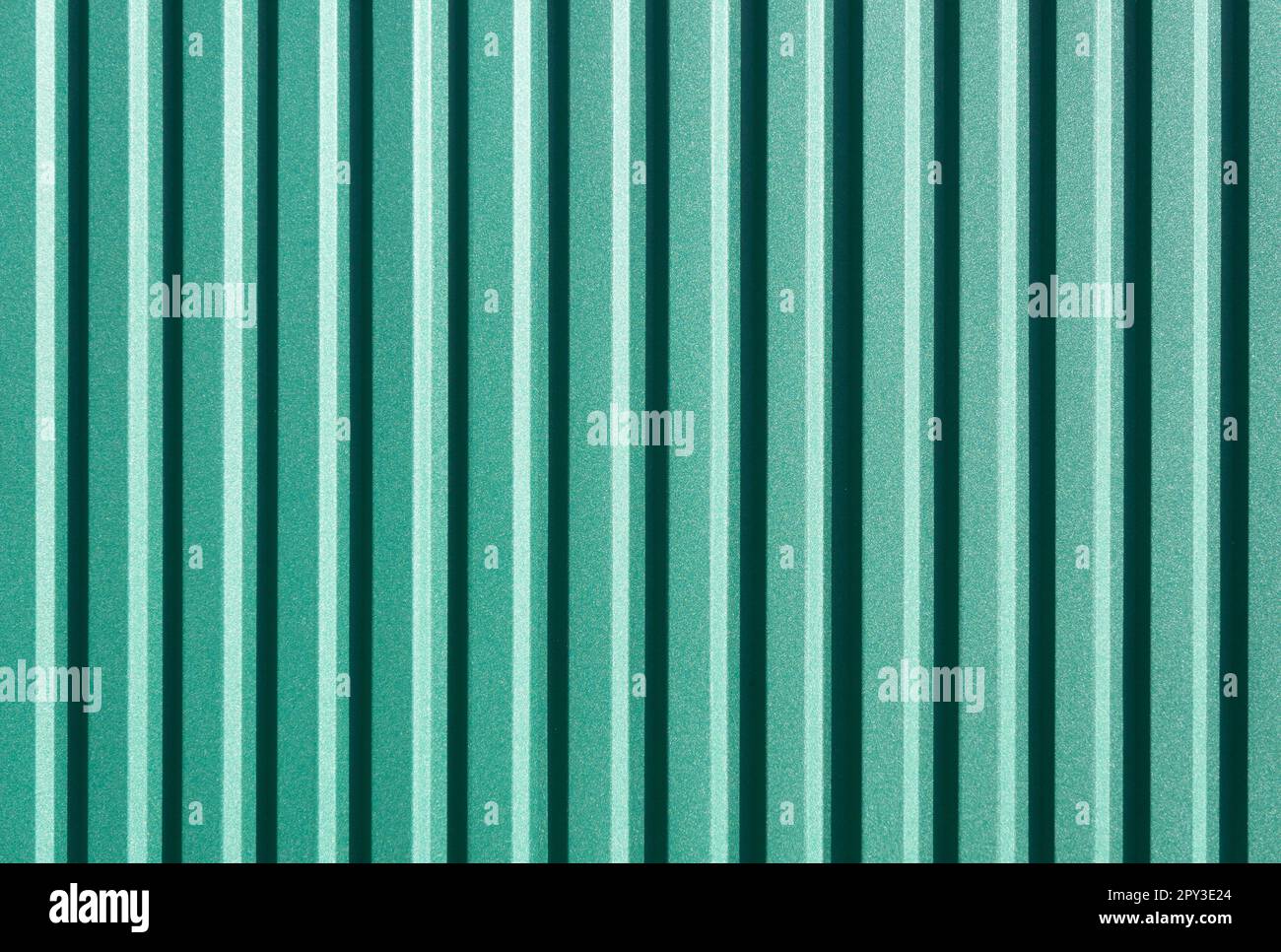 Struttura in metallo corrugato verde, sfondo astratto luminoso. texture 3d. Foto Stock