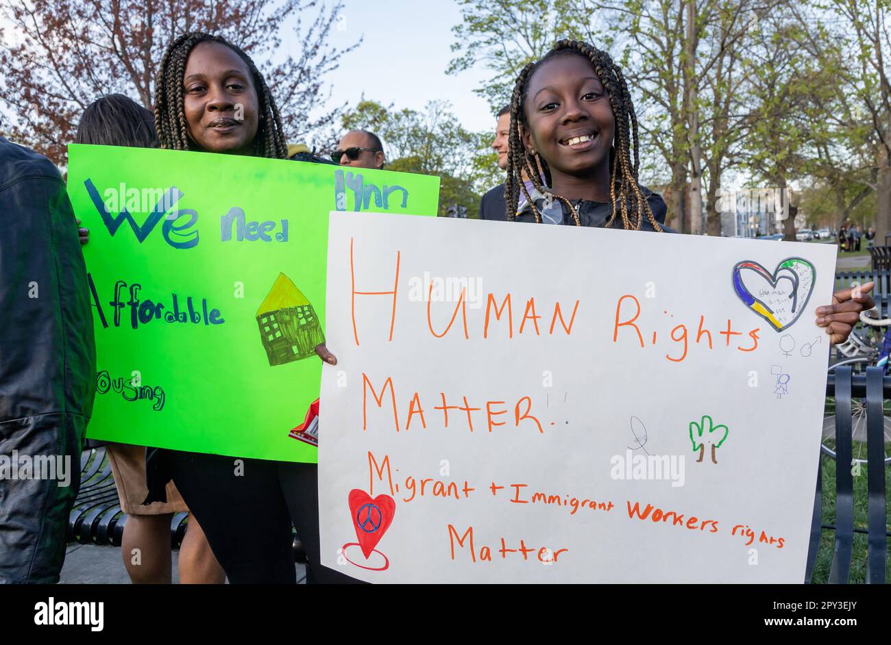 1 maggio 2023. Lynn, ma. Una grande folla di persone si è riunita nel comune di Lynn per un rally e marcia dal comune di Lynn alla General Electric Plant i Foto Stock