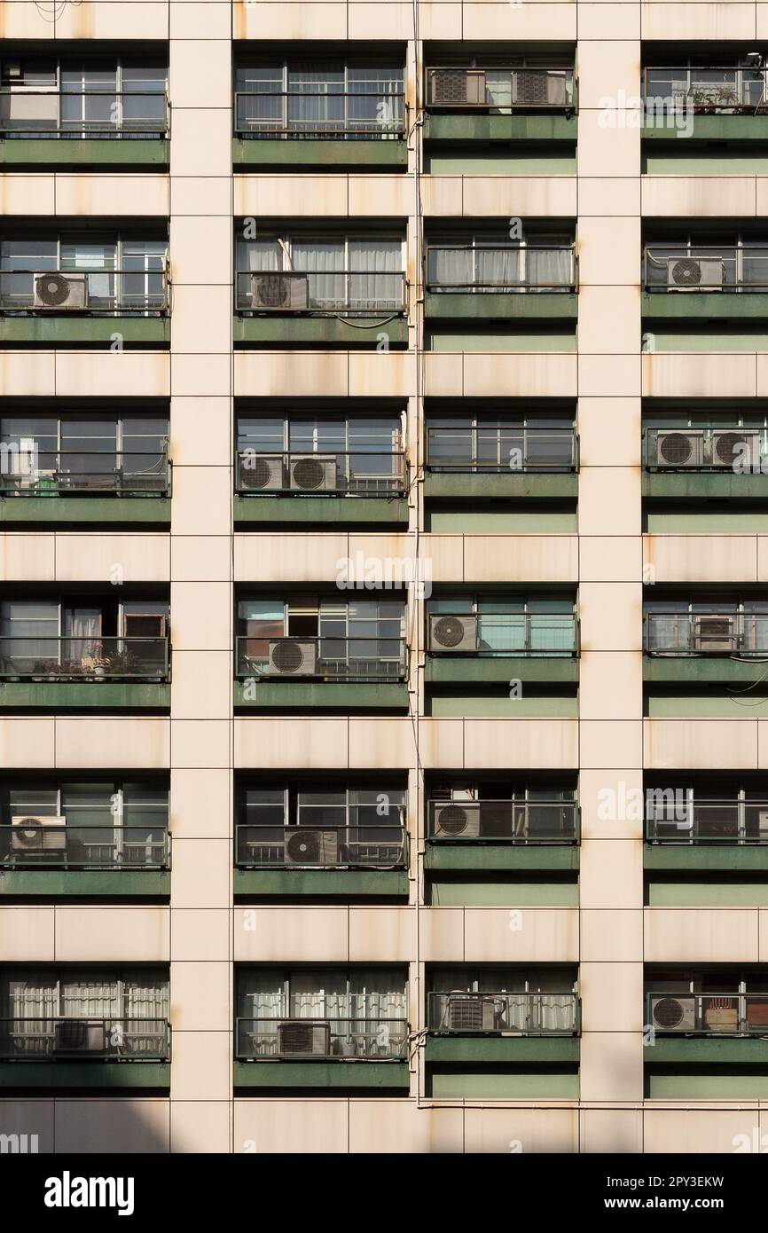 L'esterno di un vecchio edificio di appartamenti Giapponese con unità di aria condizionata. Roppongi, Tokyo, Giappone. Foto Stock